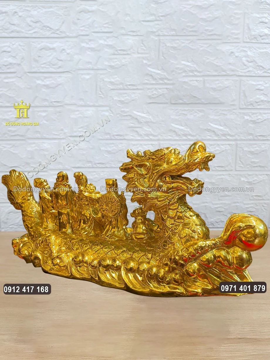 Từng chiếc vẩy rồng được chăm ch&uacute;t tỉ mỉ